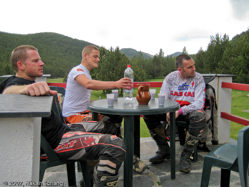 Chris, Jens (our guide for team "Superstars" - again John's words...) and Steve having some wine mixed with lemonade (quite tasty actually...).