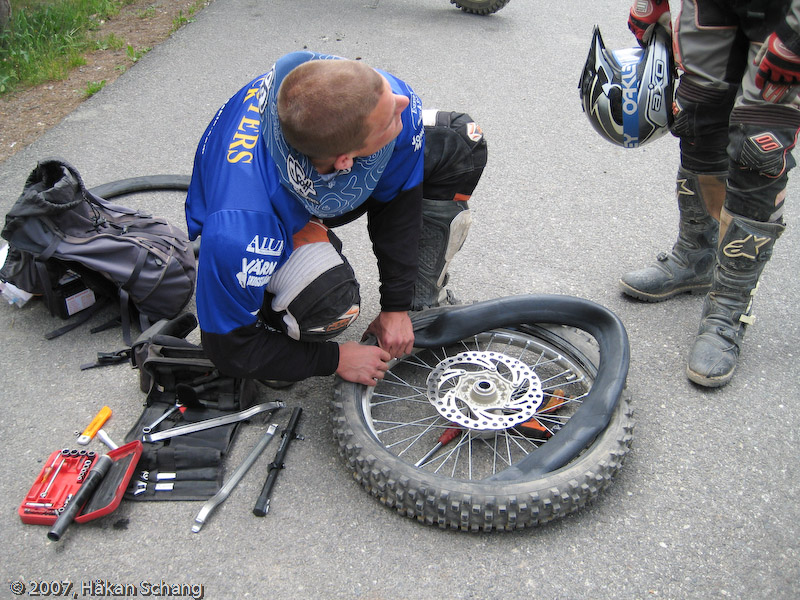 Good thing with tour guides; you don't have to fix the bike yourself... :-) Jens seems to have done this once or twice before.