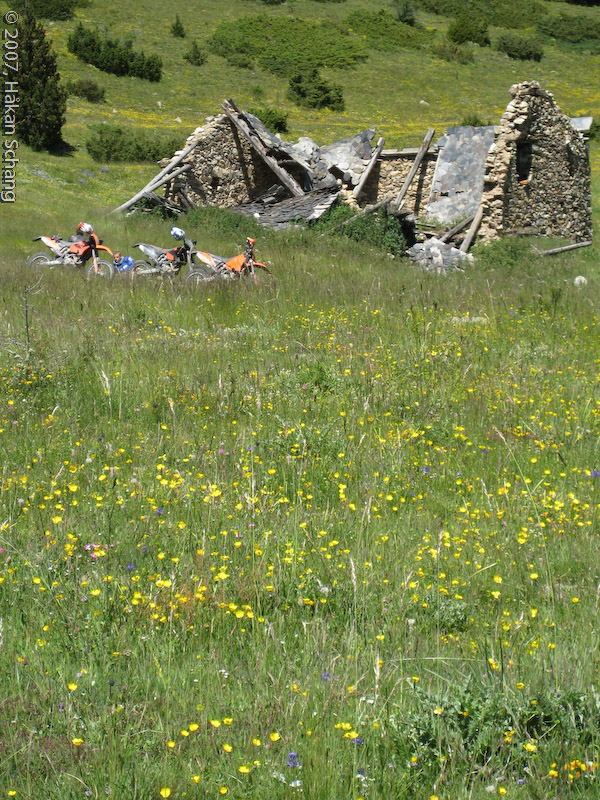 One day five we were again a little early for lunch, so we stopped by a deserted house up on one mountain side to lie in the grass for a few moments.