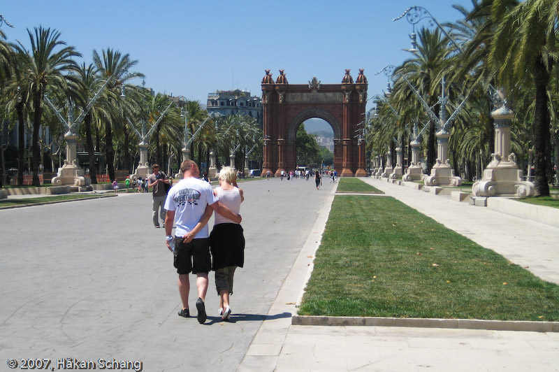 Before getting on the plane from Barcelona back to Stockholm, we made sure to get a few hours in Barcelona, walking around in the old town, walking down La Ramba as the stores opened in the morning and like here strolling down towards the Arc de Triomf.
