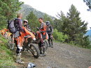 Adrian has run out of fuel, so Jens simply removes a fueal tank from another bike to fill his up.